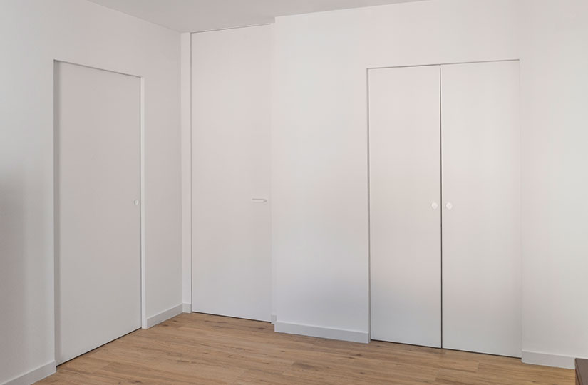 Diferentes usos de las puertas sin marco en arquitectura moderna