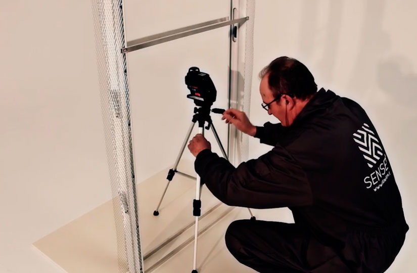 Anclaje y nivelado del marco SENSEM para puertas de marco oculto