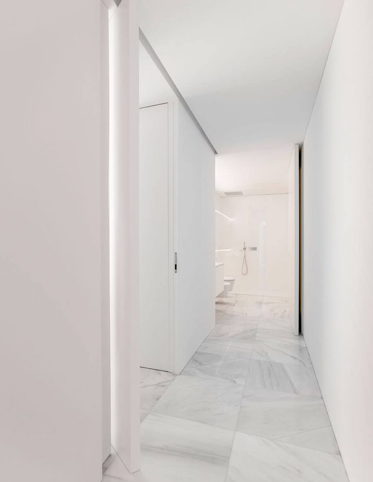 Puertas pivotantes sin marcos y casi invisibles