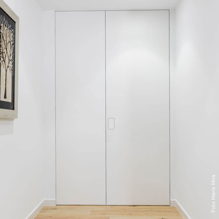 Puertas enrasadas a la pared sin tapetas ni jambas
