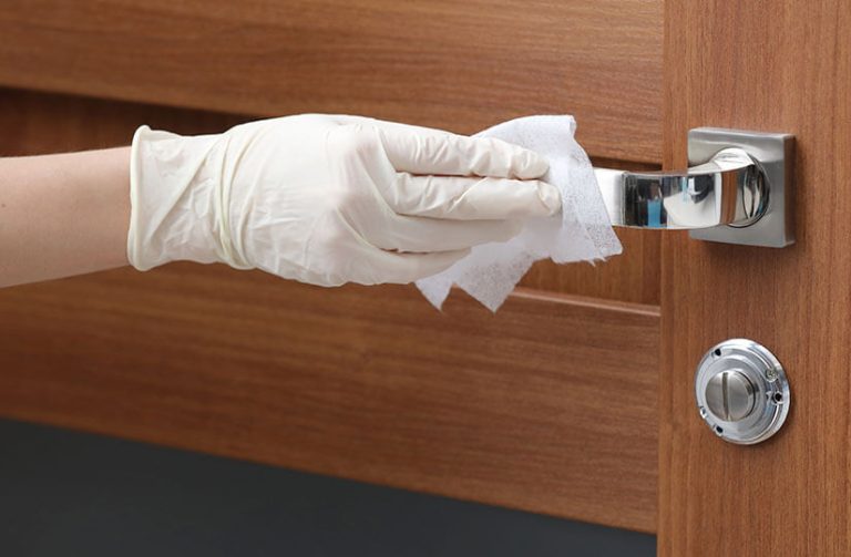 Cómo limpiar puertas de madera