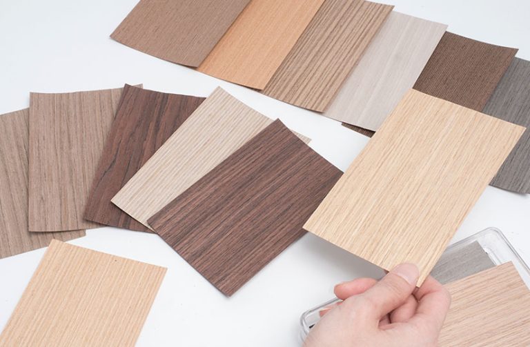 Muestra de tipos de madera para puertas