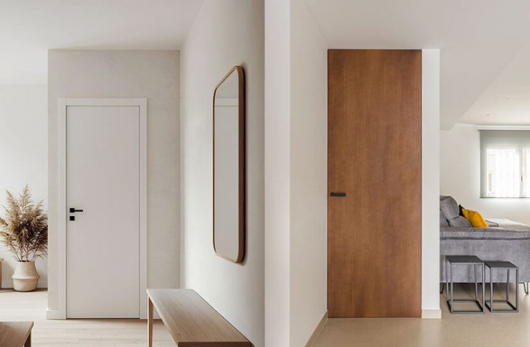 Visibles diferencias entre puertas tradicionales y puertas sin marcos.