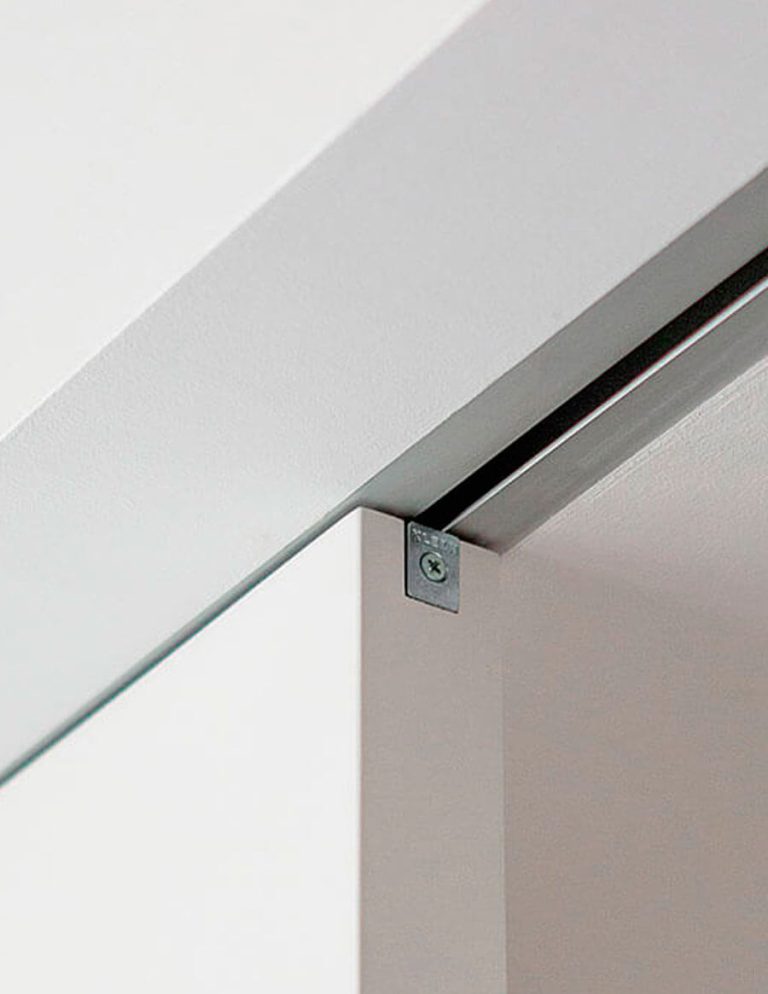 Detalle superior puerta suelo techo corredera